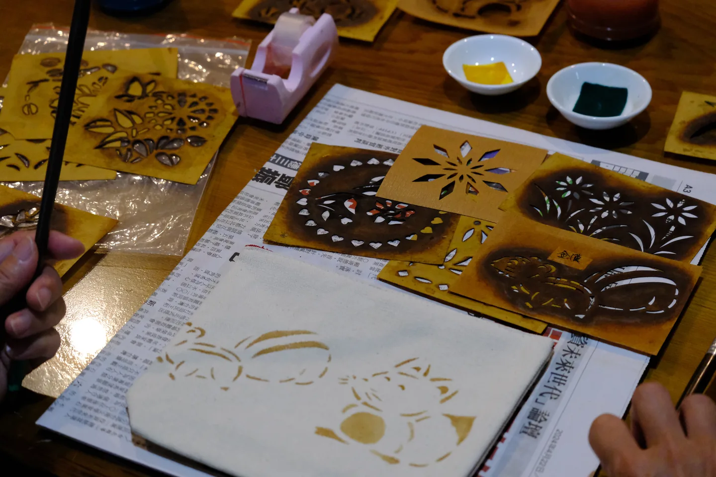 以天然柿汁和圖樣版紙進行柿染手作